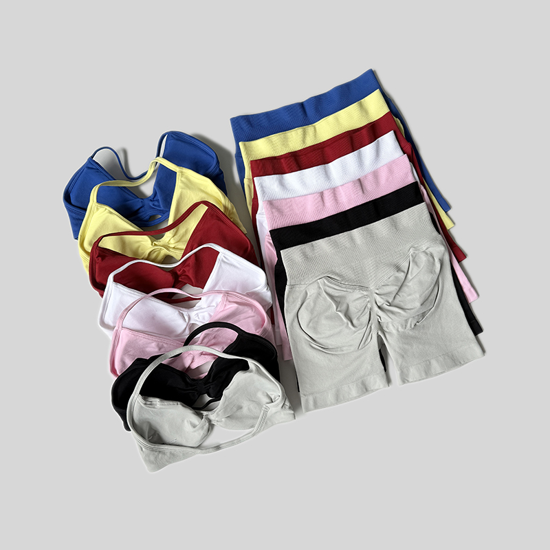 Impact סט ספורט לנשים - טופ halter, מכנסיים קצרים seamless גבוה